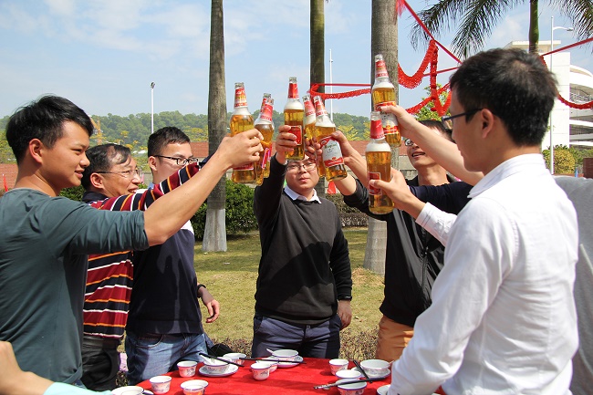 歡聚一堂，把酒言歡